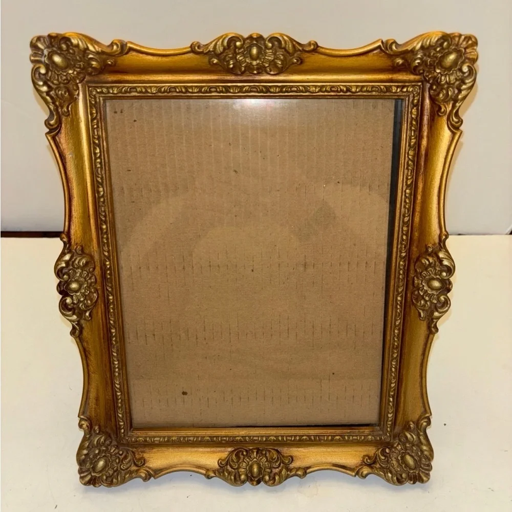 Vintage picture frame Victorian style. Holds 10” x 8” photo
